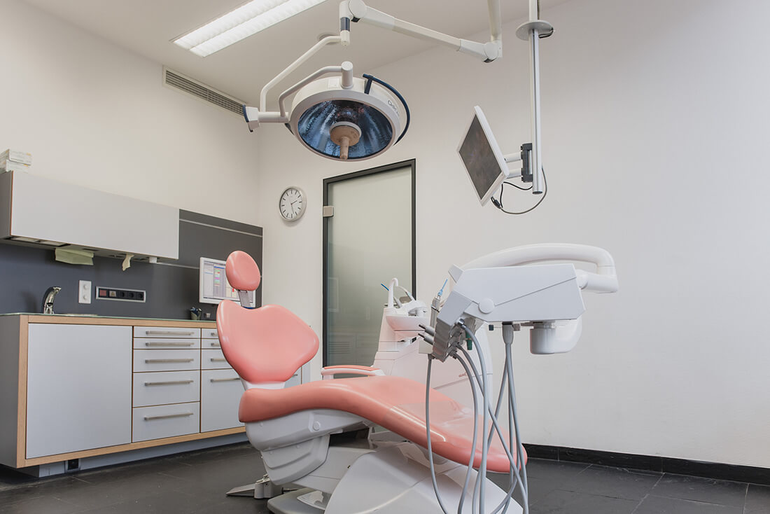 Behandlungszimmer Praxisklinik für Chirurgie und Implantate Pforzheim